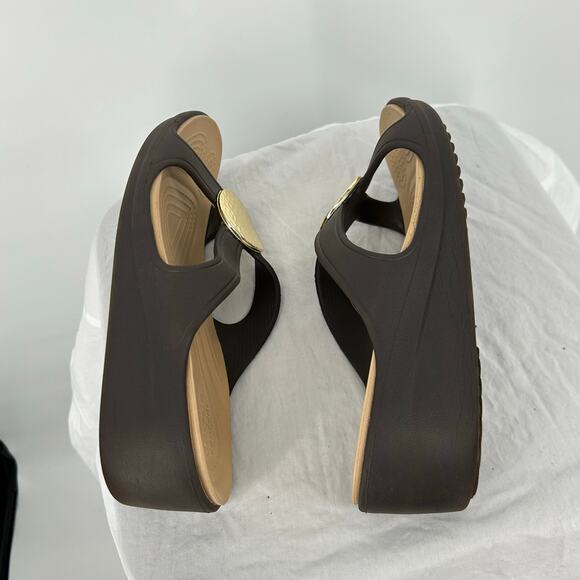 Women's Brown Gold Crocs Sanrah Strappy Platform Wedge Slip On Sandals Sz 8M - Picture 4 of 6